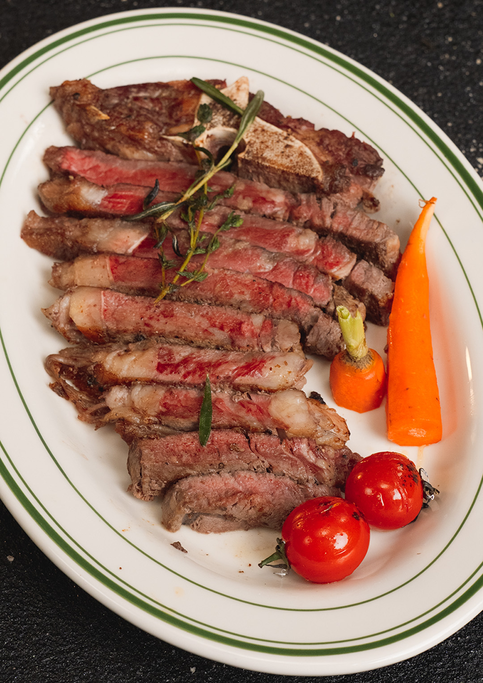 Medallones de Cerdo con Adobo de Café y Mantequilla de BBQ, image size:950x1343