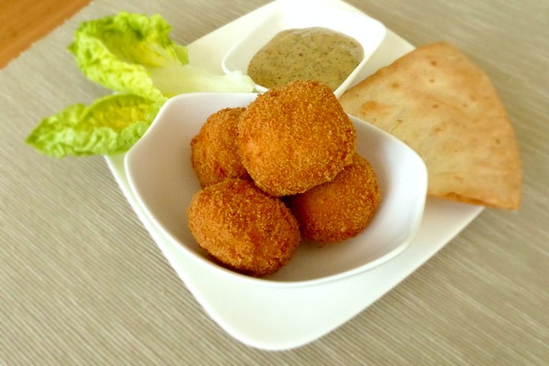 serve chicken nuggets with dipping sauce